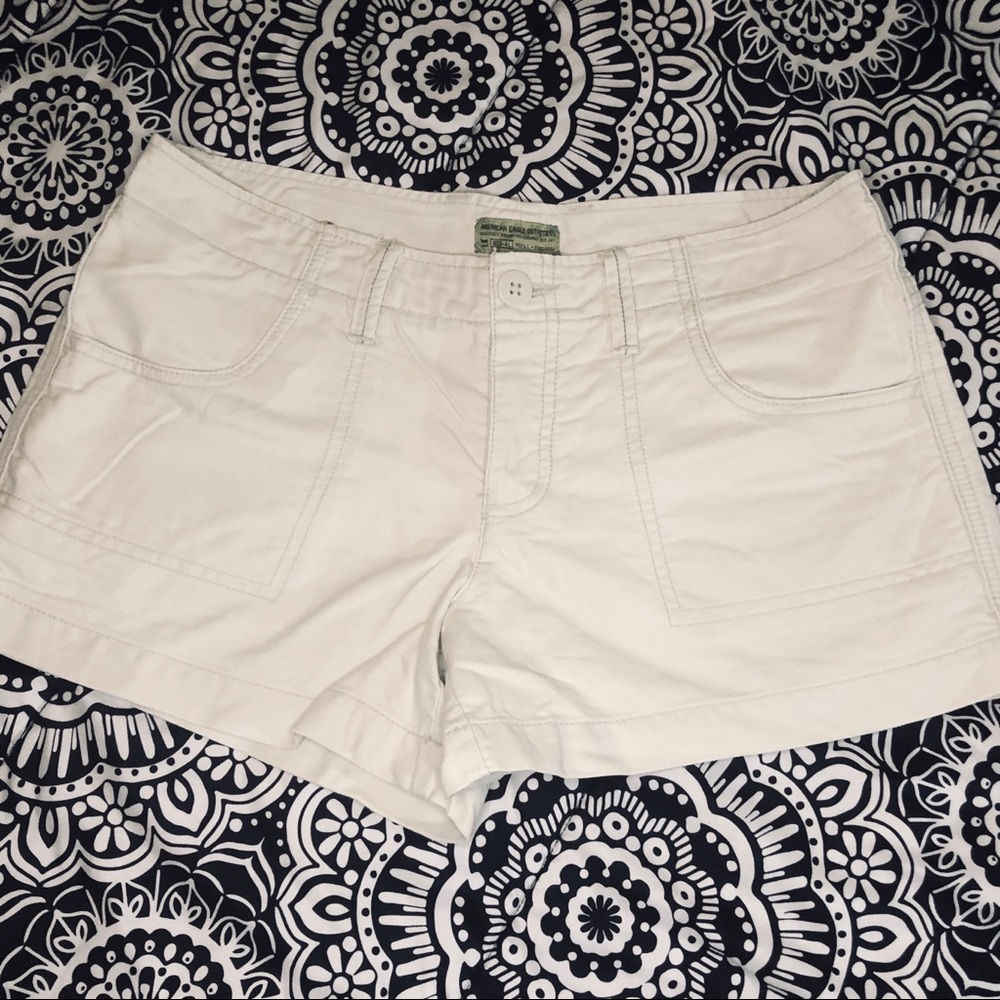 AMERICAN EAGLE OUTFITTERS shorts in Khaki/cream